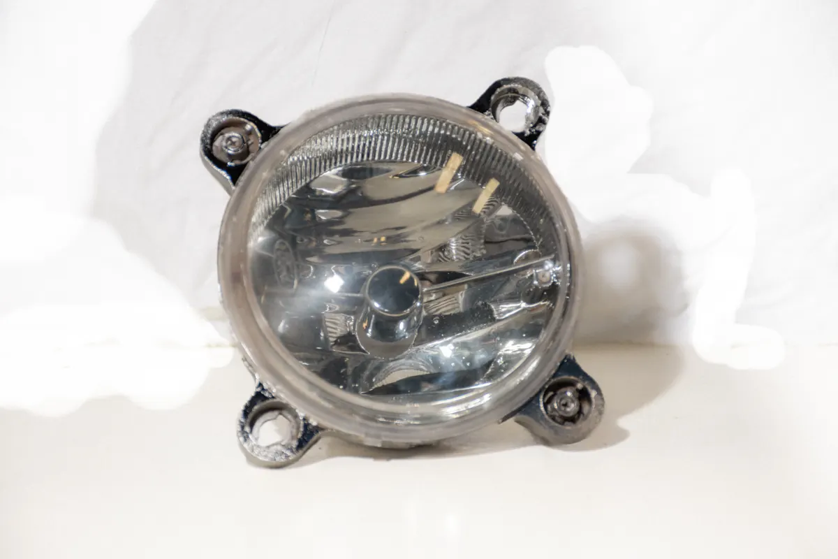 La misma óptica restaurada: lente clara y reflector metalizado de nuevo